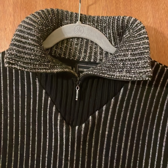 B & C Men’s pullover black & white sweater top w/large collar & short zip (mlb) - Picture 4 of 10